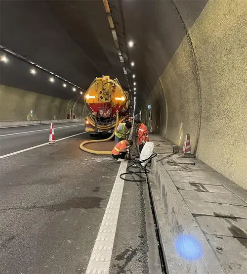 集贤隧道排水渠清淤